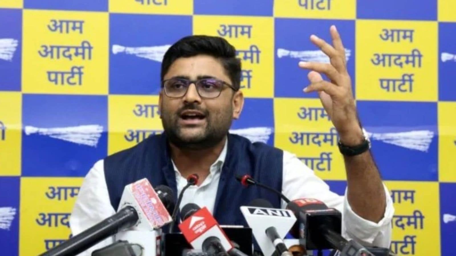 Cong worker throws shoe at AAP MLA Gopal Italia in Jamnagar, beaten up 