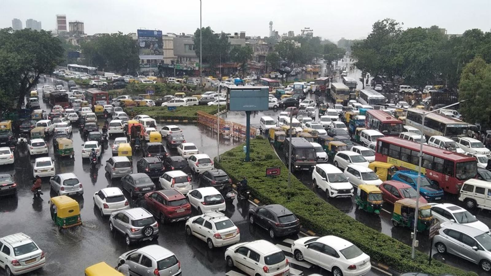 Ahmedabad: Traffic trouble after Subhash bridge connecting Civil hospital, Gandhinagar, shut for 5 days