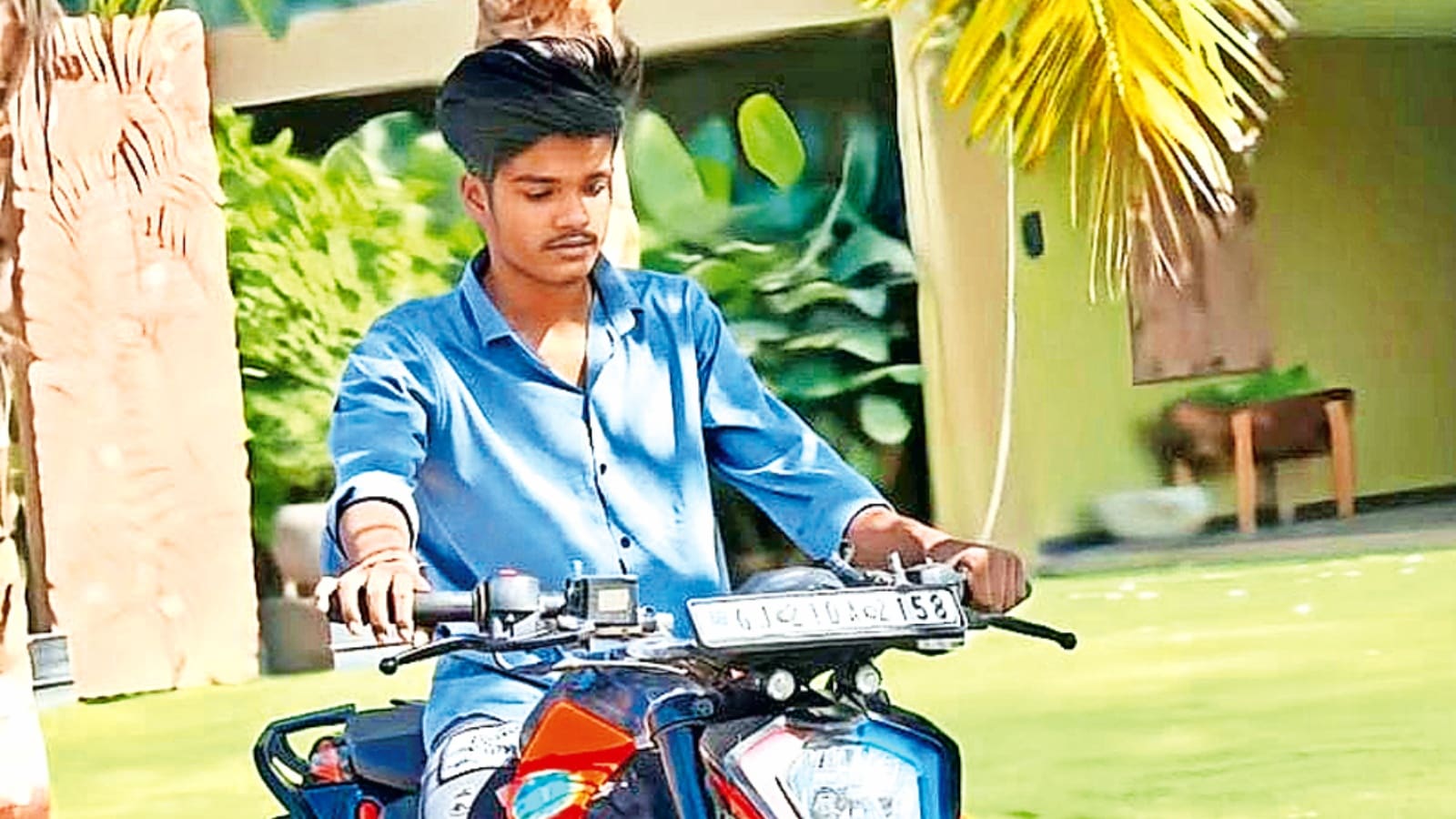 18-year-old Vlogger from Surat killed as motorcycle crashes into divider