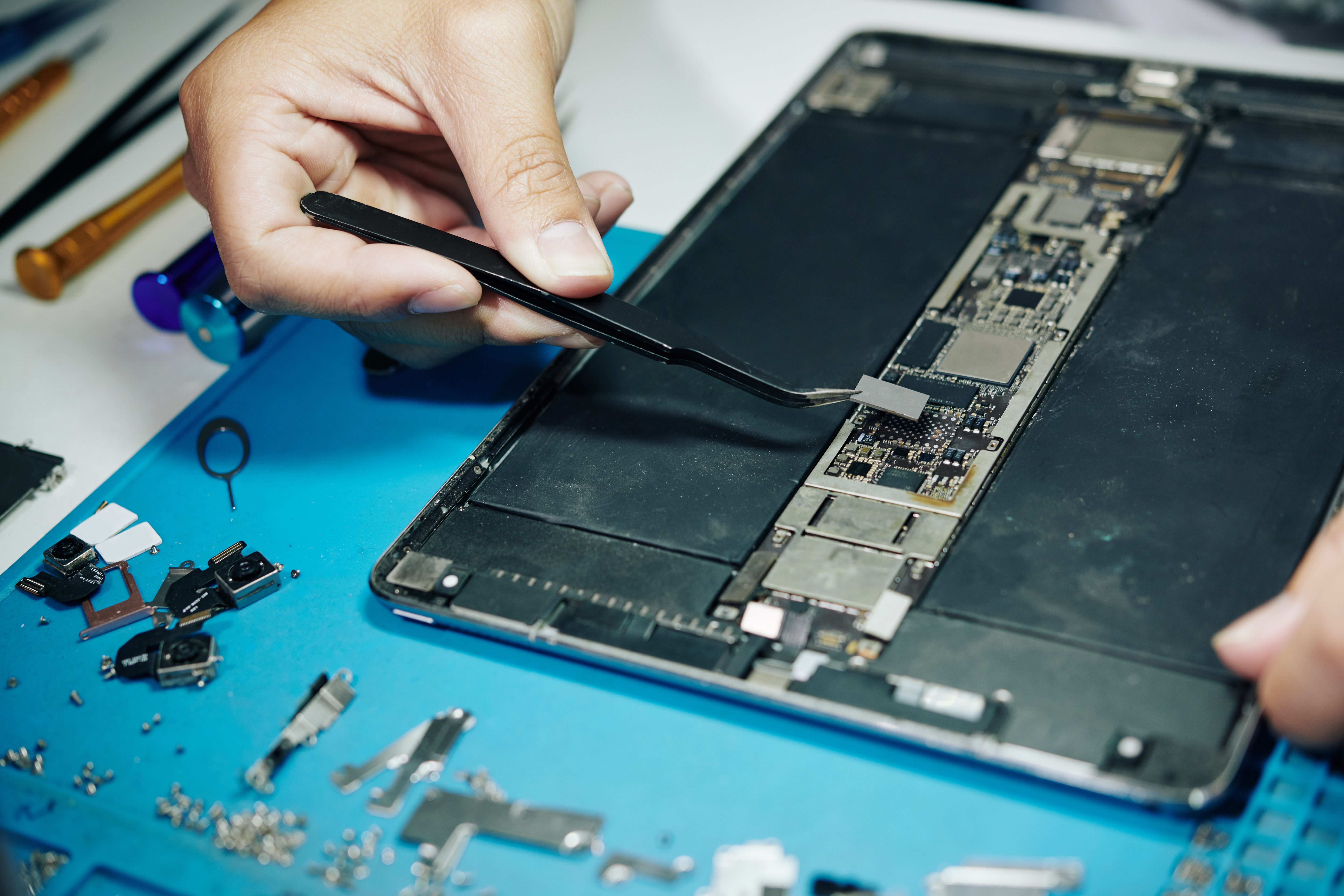 This Group Pays Bounties to Repair Broken Devices—Even If the Fix Breaks the Law