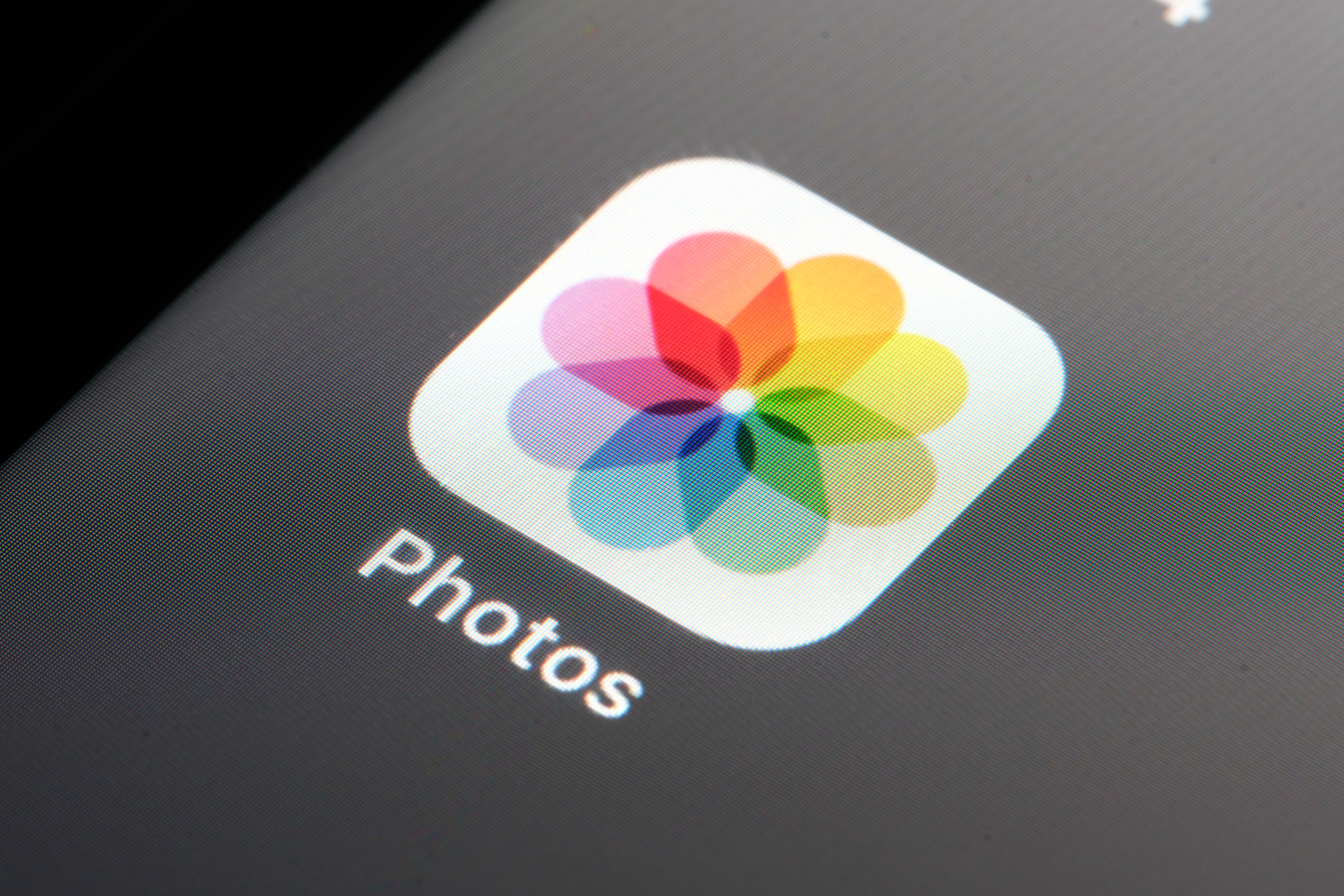 If Some Photos Are Inexplicably Turning Red on Your iPhone, There's a Fix